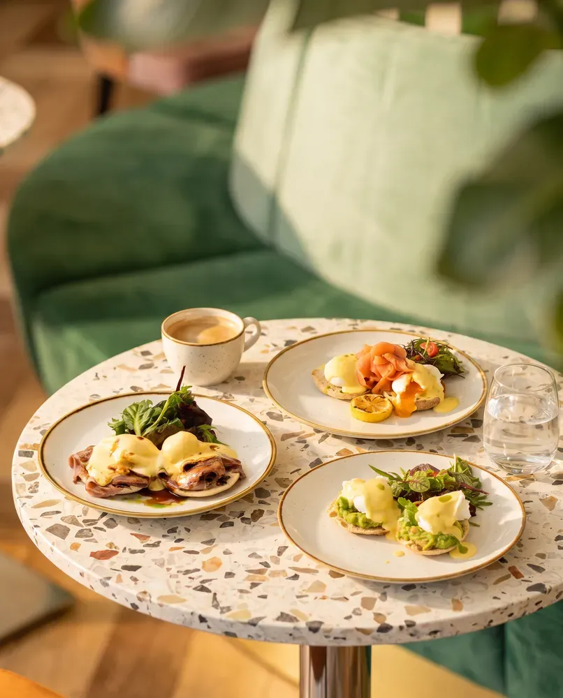 Dunapark Kávéház reggeli kínálata Eggs Benedict fogásokkal és specialty kávéval, reggelizőhely Budapest