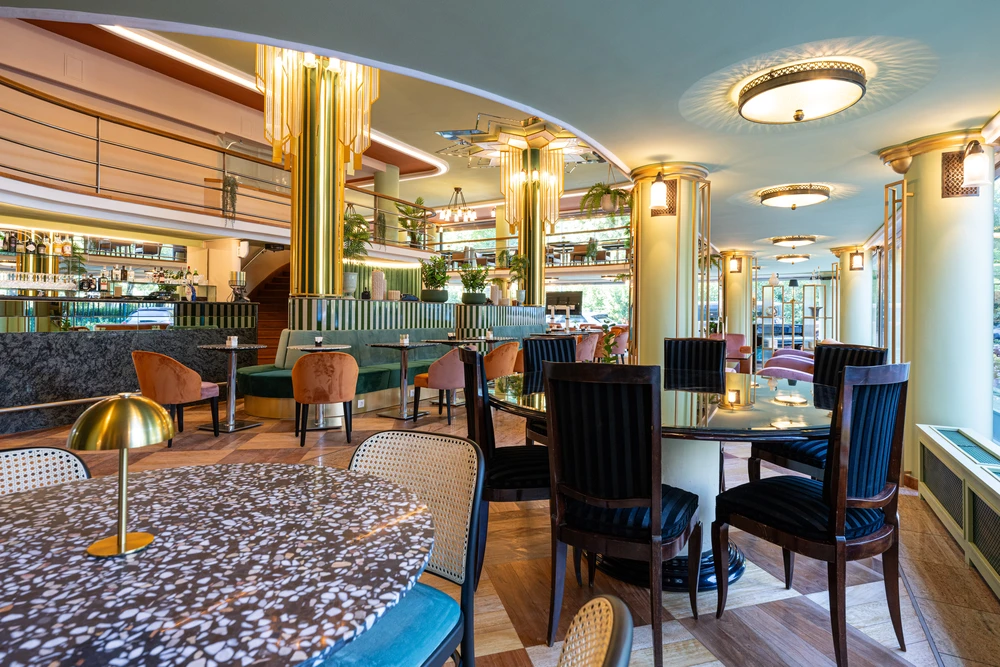 Tágas art deco enteriőr a Dunapark Kávéházban, ahol a történelmi hangulat modern kávéházi élménnyel párosul