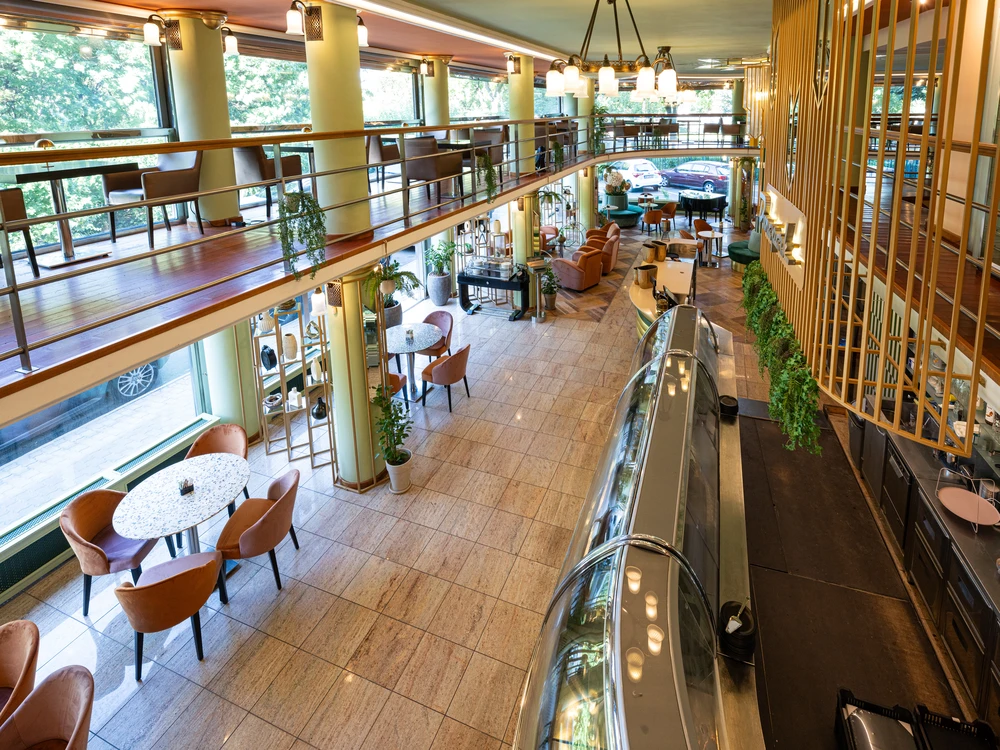 A Dunapark Kávéház galériás belső tere felülről, elegáns art deco enteriőrrel és cukrászdapulttal