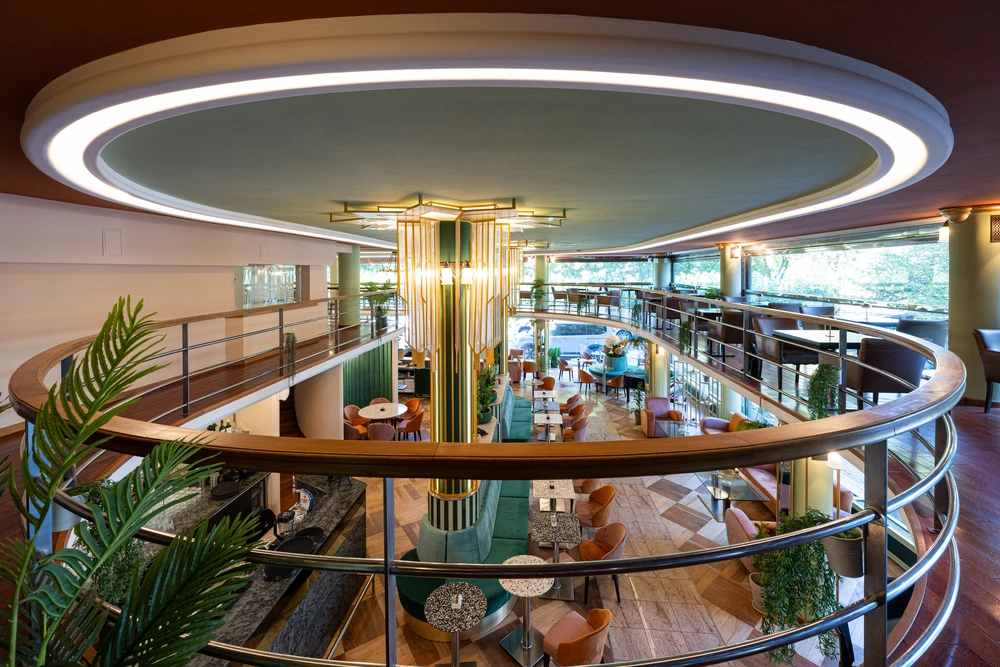 A Dunapark Kávéház íves galériája és különleges art deco mennyezeti kialakítása Budapesten
