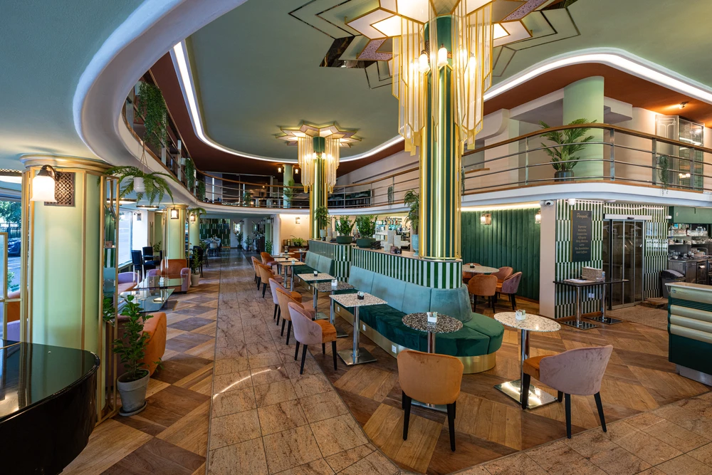 A Dunapark Kávéház felújított art deco vendégtere elegáns bútorokkal és galériás kialakítással