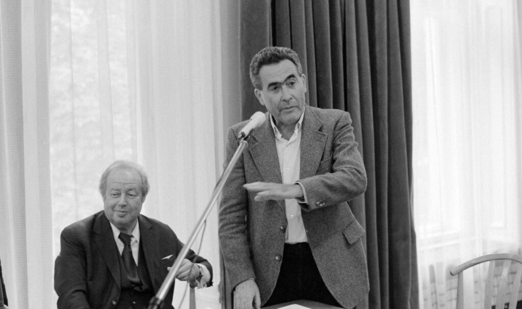Dunapark történetek, mesélő asztalok Litván György